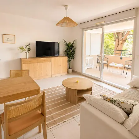 Centre - Parking - Grande Terrasse * Hyeres